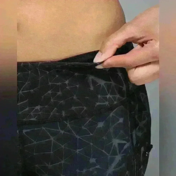 Lululemon Run: Top Speed Crop *Full-On Luxtreme
Star Crushed Coal Black size 6 - Picture 6 of 14